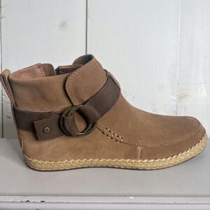UGG Women’s Suede Ankle Boot Size 8 Right Shoe Only Brown Espadrille Sole Buckle